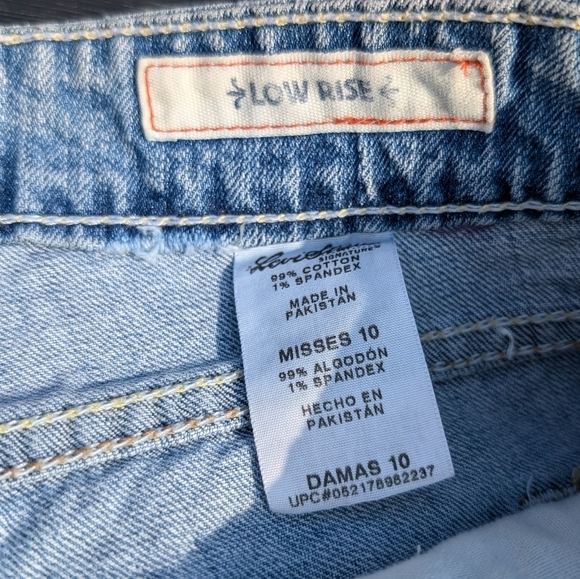 Classic Levi’s Strauss Low Rise Jean Shorts - Picture 5 of 10